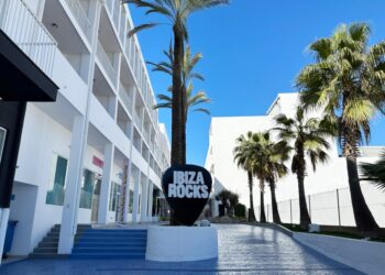 Ibiza Rocks Hotel Entrance con palmeras.
