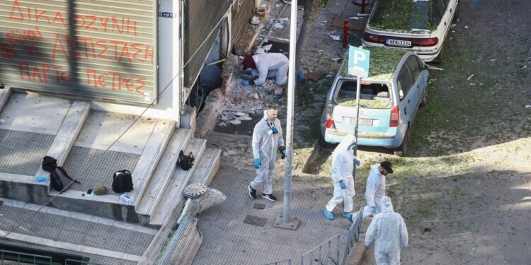 Expertos forenses que investigan una escena de explosión de bombas.