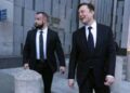 El CEO de Tesla, Elon Musk (derecha) deja el Edificio Federal Phillip Burton el 24 de enero de 2023 en San Francisco, California.