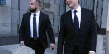 El CEO de Tesla, Elon Musk (derecha) deja el Edificio Federal Phillip Burton el 24 de enero de 2023 en San Francisco, California.