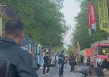 Las secuelas de un vehículo que conduce a una multitud en un festival callejero.