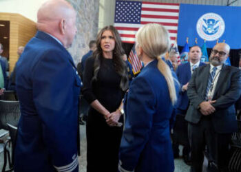 La secretaria de Seguridad Nacional de EE. UU., Kristi Noem, habla con empleados de la sede del Departamento de Seguridad Nacional el 28 de enero de 2025 en Washington, DC