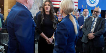 La secretaria de Seguridad Nacional de EE. UU., Kristi Noem, habla con empleados de la sede del Departamento de Seguridad Nacional el 28 de enero de 2025 en Washington, DC