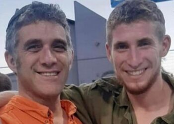 Foto de Aner Shapiro con un amigo.