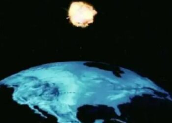 El pulso electromagnético estalló sobre la tierra.