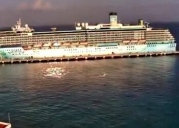 Cruise Ship atracó en un puerto con un objeto similar a un ovni que se acerca.