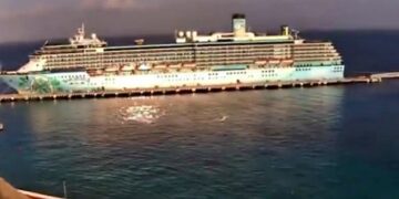 Cruise Ship atracó en un puerto con un objeto similar a un ovni que se acerca.