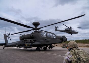 Helicópteros Apache del ejército británico que llevan misiles Hellfire durante el ejercicio de la huelga del norte.