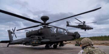 Helicópteros Apache del ejército británico que llevan misiles Hellfire durante el ejercicio de la huelga del norte.