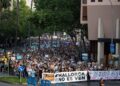 Los manifestantes en Palma de Mallorca sostienen pancartas que leen