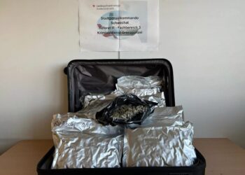 La maleta que contiene 11.3 kilogramos de cannabis incautado en un aeropuerto.