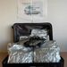 La maleta que contiene 11.3 kilogramos de cannabis incautado en un aeropuerto.