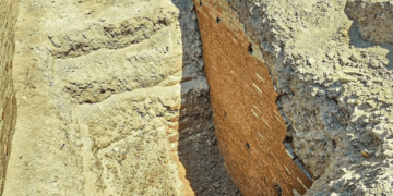 Restos excavados de una antigua pared de ladrillos.