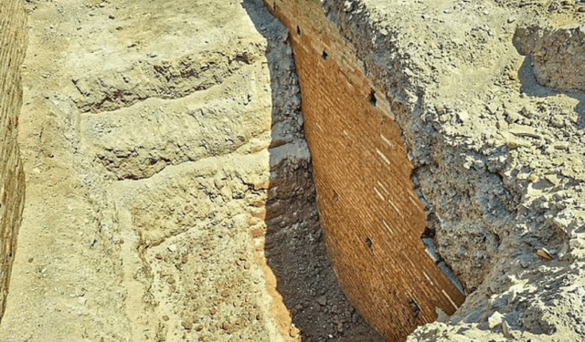 Restos excavados de una antigua pared de ladrillos.