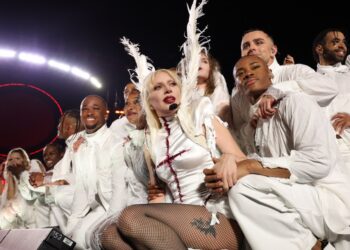 Lady Gaga actuando en Copacabana Beach con bailarines de respaldo.