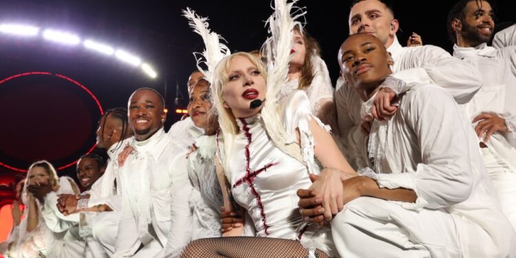 Lady Gaga actuando en Copacabana Beach con bailarines de respaldo.