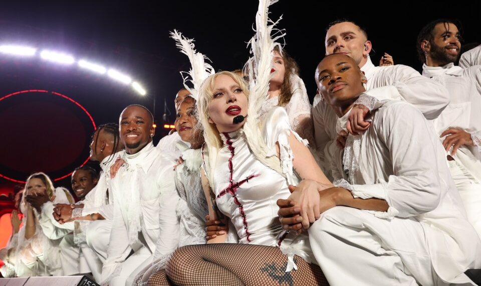 Lady Gaga actuando en Copacabana Beach con bailarines de respaldo.
