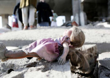La muñeca de un niño se encuentra en los escombros de una casa después de que fue golpeado por ataques aéreos por jetfighters administrados por los Estados Unidos el 7 de abril de 2025, en Sana'a, Yemen.