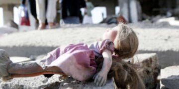 La muñeca de un niño se encuentra en los escombros de una casa después de que fue golpeado por ataques aéreos por jetfighters administrados por los Estados Unidos el 7 de abril de 2025, en Sana'a, Yemen.