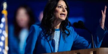 La fiscal general de Michigan, Dana Nessel, habla la tercera noche de la Convención Nacional Demócrata en el United Center en Chicago, Illinois, el 21 de agosto de 2024.