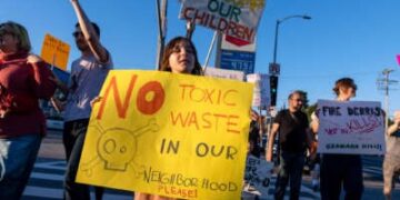 Los manifestantes se unen contra el vertido de escombros tóxicos de las ruinas de miles de edificios destruidos por los incendios forestales históricos de enero al vertedero Sunshine Canyon y otros sitios locales de vertedero el 24 de febrero de 2025, en Los Ángeles, California.