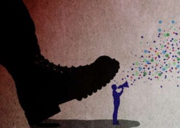 Una ilustración de una bota grande a punto de aplastar a un manifestante que habla en un micrófono