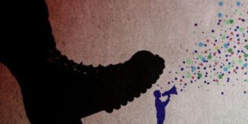 Una ilustración de una bota grande a punto de aplastar a un manifestante que habla en un micrófono