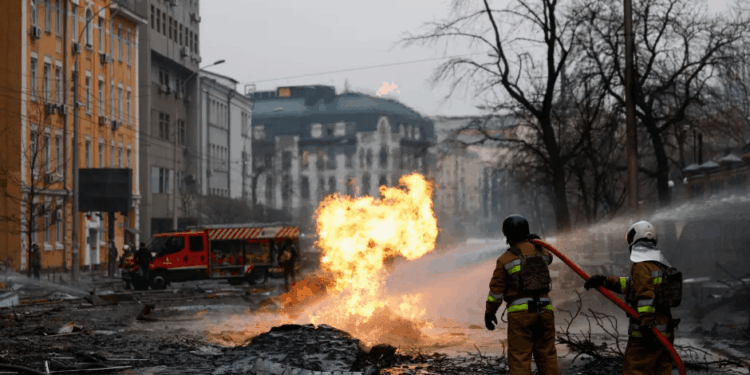 Los bomberos que luchan contra un gran incendio en una calle de la ciudad.