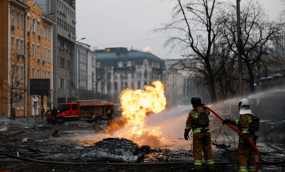 Los bomberos que luchan contra un gran incendio en una calle de la ciudad.