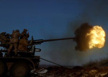 Soldados ucranianos disparando un arma antiaérea en Bakhmut.