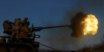 Soldados ucranianos disparando un arma antiaérea en Bakhmut.