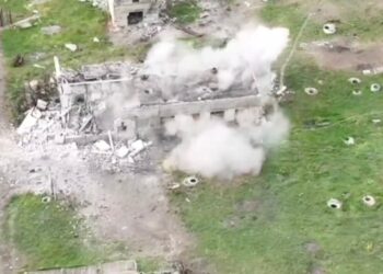 Vista aérea de un edificio destruido por una explosión.