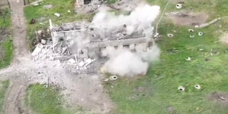 Vista aérea de un edificio destruido por una explosión.