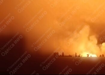 Fuego y humo del ataque de drones de Kamikaze en Odesa.