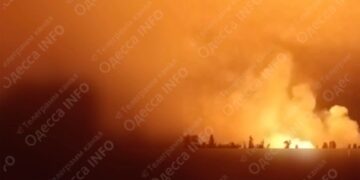 Fuego y humo del ataque de drones de Kamikaze en Odesa.