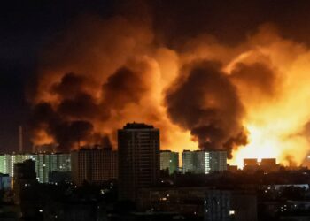 Gran fuego sobre Kyiv por la noche.