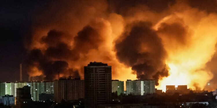 Gran fuego sobre Kyiv por la noche.