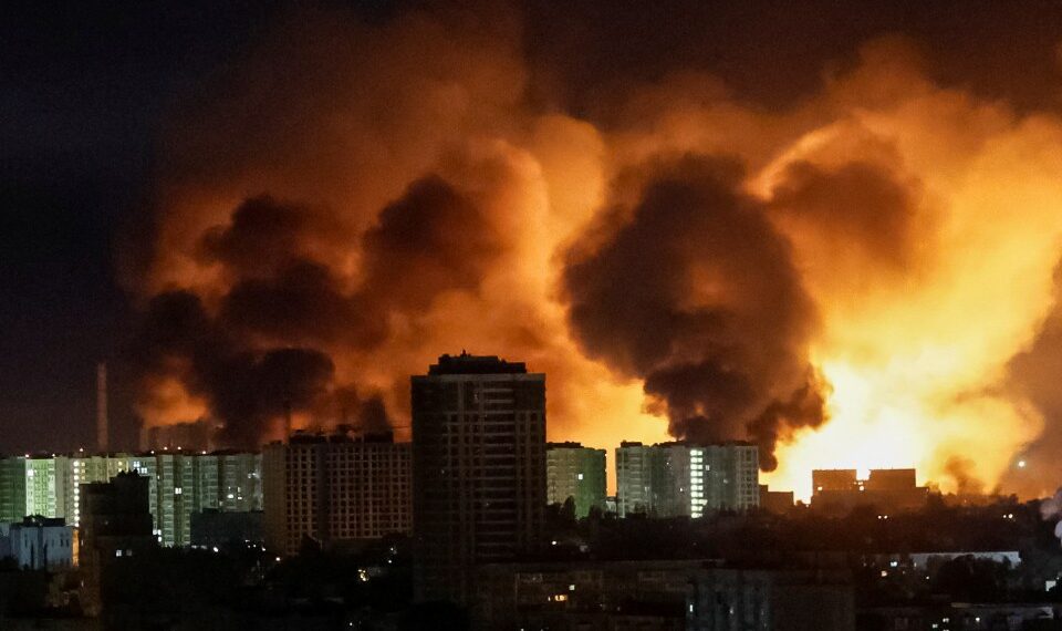 Gran fuego sobre Kyiv por la noche.