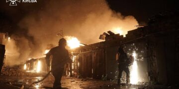 Los bomberos ucranianos extinguen un incendio en un sitio de ataque de misiles en Kyiv.