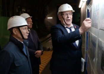 Vladimir Putin visitando una planta de energía nuclear en construcción.