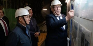 Vladimir Putin visitando una planta de energía nuclear en construcción.