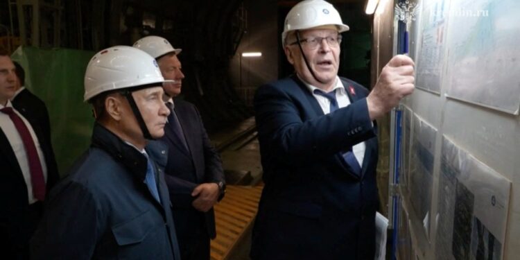 Vladimir Putin visitando una planta de energía nuclear en construcción.