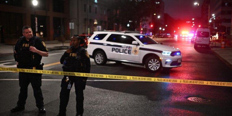 Agentes del FBI Cordon fuera de la escena fuera del Museo Judío Capital después de un tiroteo que dejó a dos personas muertas en Washington el 21 de mayo de 2025. (Alex Wroblewski/AFP a través de Getty Images)