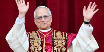 El recién elegido Papa Leo XIV, Robert Prevost, saludando a la multitud.