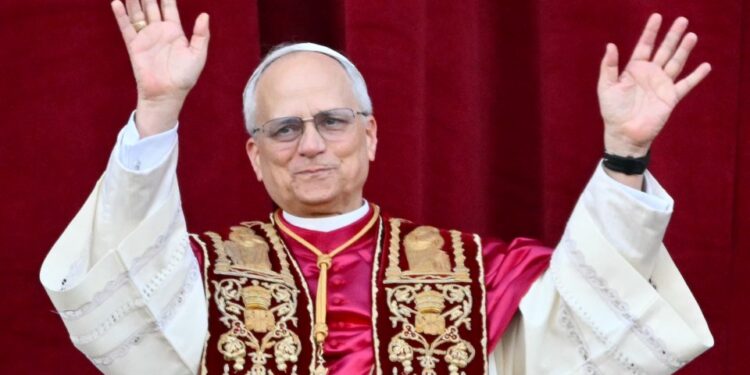 El recién elegido Papa Leo XIV, Robert Prevost, saludando a la multitud.