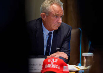 El Secretario de Salud y Servicios Humanos, Robert F. Kennedy Jr., aparece durante una reunión del gabinete en la Casa Blanca el 30 de abril de 2025 en Washington, DC