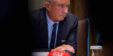 El Secretario de Salud y Servicios Humanos, Robert F. Kennedy Jr., aparece durante una reunión del gabinete en la Casa Blanca el 30 de abril de 2025 en Washington, DC