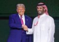 Donald Trump y Mohammed bin Salman dándose la mano en un foro de inversión.