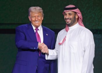 Donald Trump y Mohammed bin Salman dándose la mano en un foro de inversión.