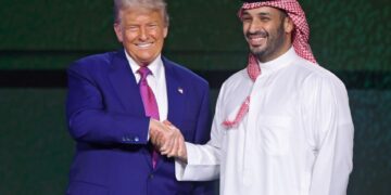 Donald Trump y Mohammed bin Salman dándose la mano en un foro de inversión.